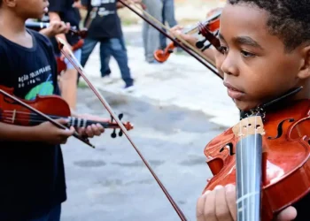 Há 30 anos, o projeto Ação Social pela Música do Brasil ensina instrumentos clássicos para jovens de 6 a 18 anos em comunidades do Rio de Janeiro, promovendo educação, cidadania e proteção social.Há 30 anos, o projeto Ação Social pela Música do Brasil ensina instrumentos clássicos para jovens de 6 a 18 anos em comunidades do Rio de Janeiro, promovendo educação, cidadania e proteção social.