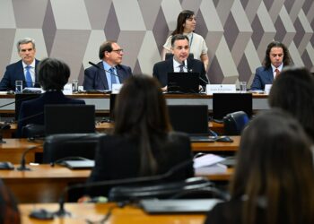 Senado discute o PL 4/2025, que atualiza o Código Civil com regras para o ambiente digital, testamentos eletrônicos e identidades virtuais, modernizando mais de 900 artigos da legislação.