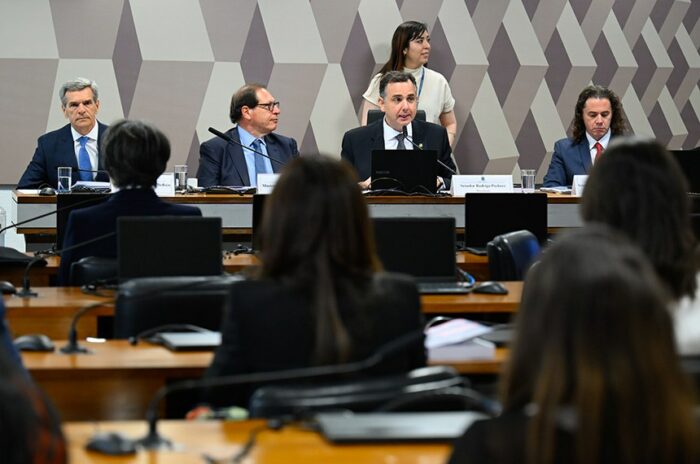 Senado discute o PL 4/2025, que atualiza o Código Civil com regras para o ambiente digital, testamentos eletrônicos e identidades virtuais, modernizando mais de 900 artigos da legislação.