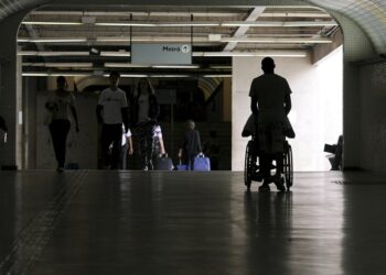 Foi sancionada a Lei 15.229, que obriga o Ministério Público a iniciar ação penal em casos de estelionato contra pessoas com deficiência, mesmo sem denúncia da vítima. Medida amplia proteção prevista no Código Penal.