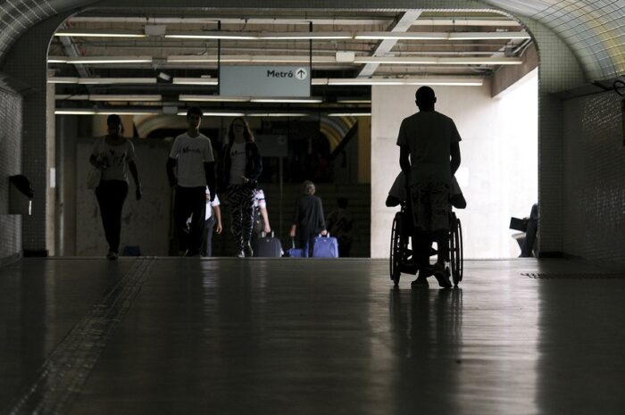 Foi sancionada a Lei 15.229, que obriga o Ministério Público a iniciar ação penal em casos de estelionato contra pessoas com deficiência, mesmo sem denúncia da vítima. Medida amplia proteção prevista no Código Penal.