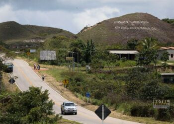 Senado vota projetos sobre regularização de terras em fronteiras, fisioterapia pós-mastectomia e acordo previdenciário entre Brasil e Áustria.