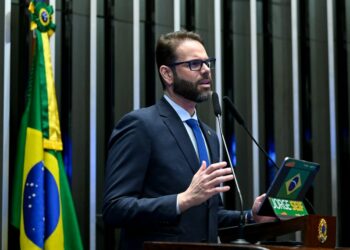 Senador Jorge Seif apresenta dossiê com reportagens sobre decisões do Judiciário e propõe CPMI para investigar concessões de habeas corpus e possíveis irregularidades no sistema judicial.