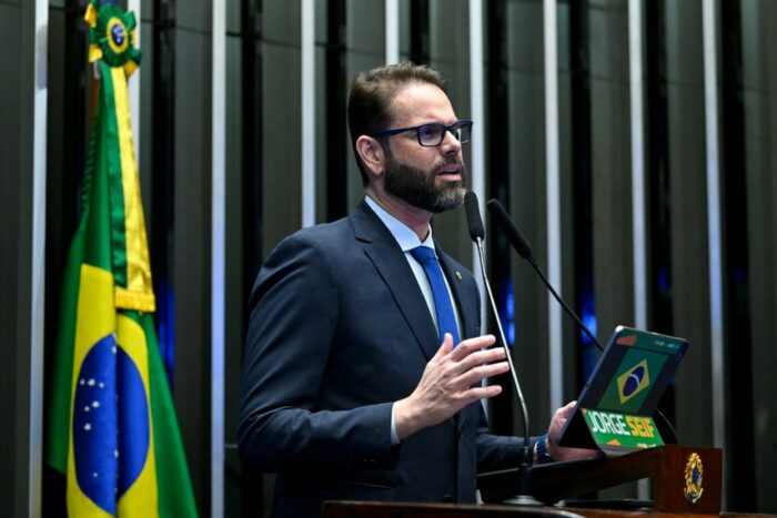 Senador Jorge Seif apresenta dossiê com reportagens sobre decisões do Judiciário e propõe CPMI para investigar concessões de habeas corpus e possíveis irregularidades no sistema judicial.