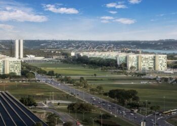 A reforma administrativa apresentada na Câmara propõe limitar cargos comissionados, criar avaliação de desempenho, regulamentar teletrabalho e extinguir privilégios, visando maior eficiência no serviço público.