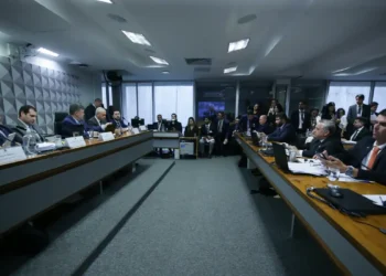 STF autoriza presidente do Sindnapi, Milton Cavalo, a ficar em silêncio na CPMI do INSS para evitar autoincriminação durante investigação sobre fraudes em aposentadorias e pensões.