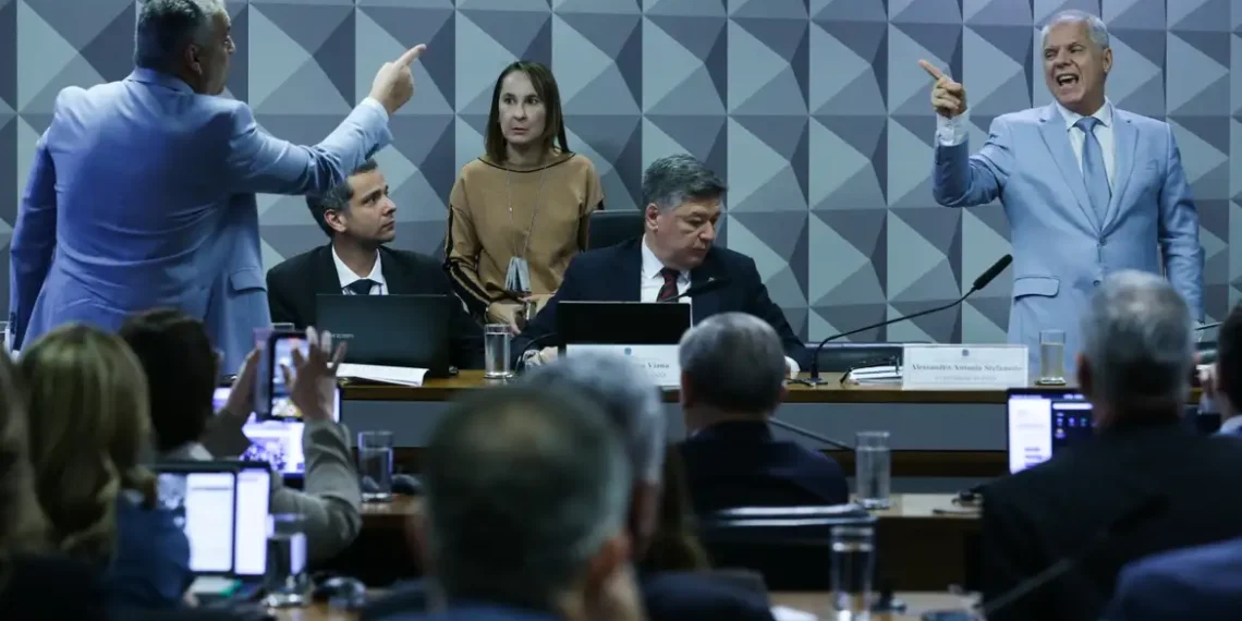 Ex-presidente do INSS, Alessandro Stefanutto, usa habeas corpus do STF para não responder relator da CPMI dos Descontos. Sessão foi suspensa após impasse.