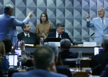 Ex-presidente do INSS, Alessandro Stefanutto, usa habeas corpus do STF para não responder relator da CPMI dos Descontos. Sessão foi suspensa após impasse.