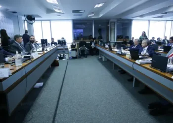 CPMI do INSS ouve ex-presidente da Amar Brasil e ex-integrante do Conselho de Previdência sobre fraudes que causaram mais de R$ 1,1 bilhão em descontos indevidos a aposentados.