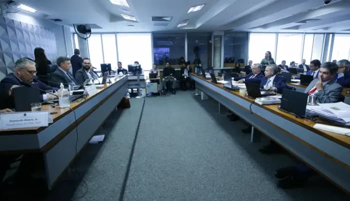 CPMI do INSS ouve ex-presidente da Amar Brasil e ex-integrante do Conselho de Previdência sobre fraudes que causaram mais de R$ 1,1 bilhão em descontos indevidos a aposentados.