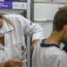 Estudo da Fiocruz mostra que a vacinação contra o HPV reduziu em 58% os casos de câncer do colo do útero e em 67% as lesões pré-cancerosas no Brasil. O imunizante é gratuito pelo SUS.