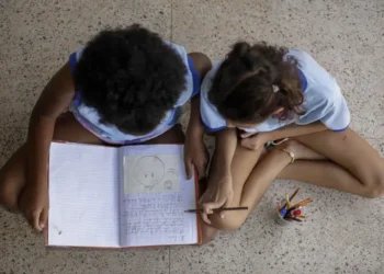 Pesquisa Datafolha mostra que 16% das crianças de até 6 anos já foram vítimas de racismo no Brasil. A maioria dos casos ocorre em creches e pré-escolas, segundo a Fundação Maria Cecilia Souto Vidigal.