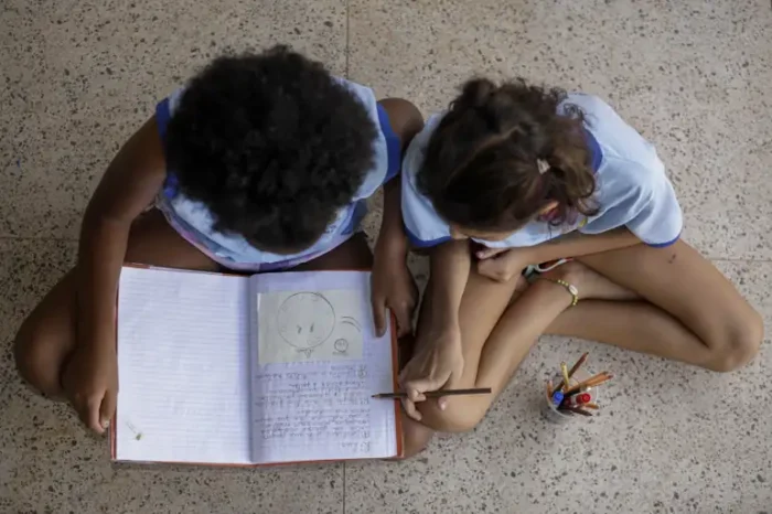 Pesquisa Datafolha mostra que 16% das crianças de até 6 anos já foram vítimas de racismo no Brasil. A maioria dos casos ocorre em creches e pré-escolas, segundo a Fundação Maria Cecilia Souto Vidigal.
