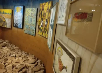 Itaú Cultural dedica exposição inédita da série Ocupação a Ailton Krenak, com mais de 90 obras que celebram sua luta, arte e legado na defesa dos povos indígenas.