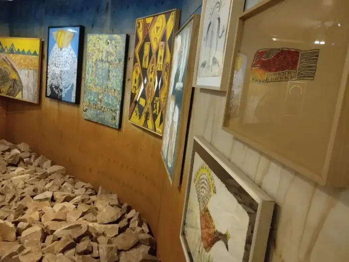 Itaú Cultural dedica exposição inédita da série Ocupação a Ailton Krenak, com mais de 90 obras que celebram sua luta, arte e legado na defesa dos povos indígenas.