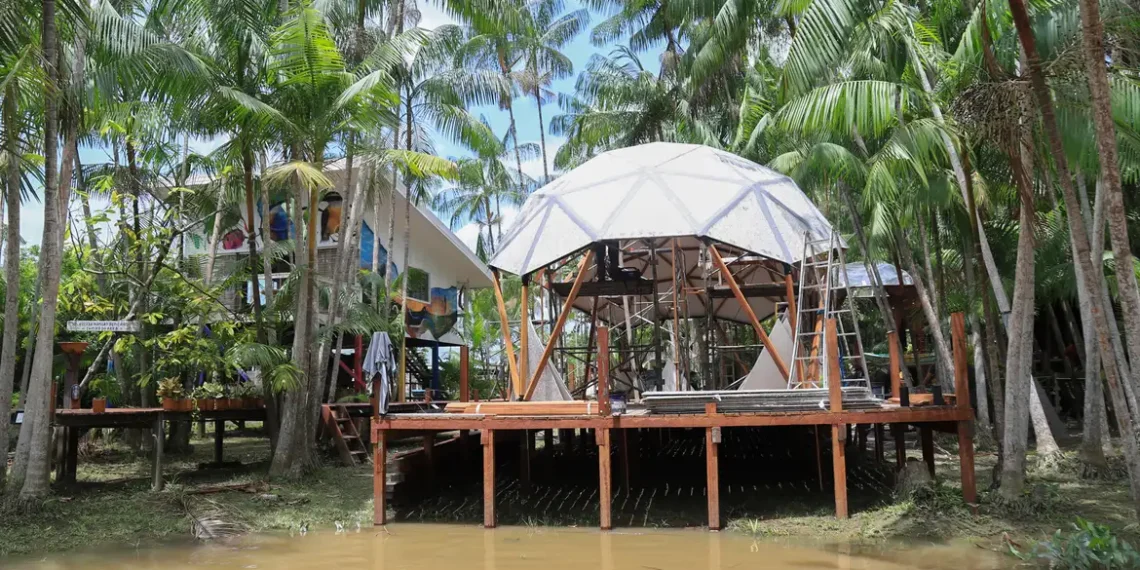 A Ilha do Combu, em Belém, lança a Rota Combu, um roteiro turístico sustentável com experiências autênticas da Amazônia, hospedagem, gastronomia regional e manejo agroflorestal.