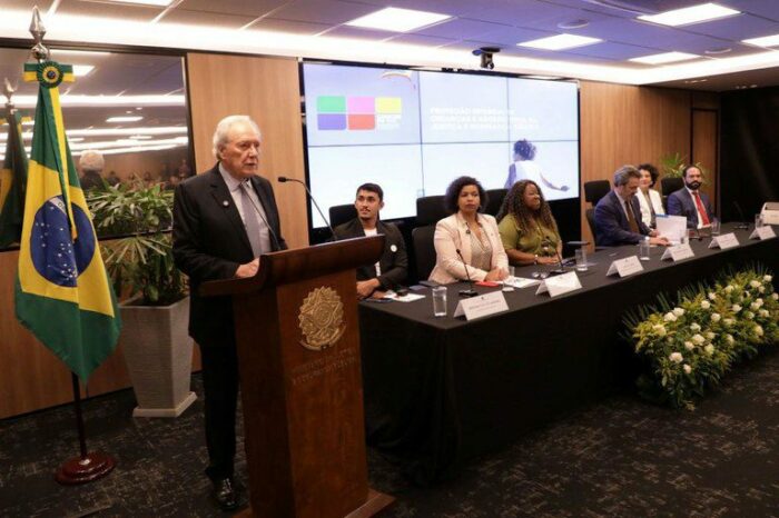 Governo anuncia novas medidas para proteger crianças e adolescentes, incluindo atualização do Pacto pela Escuta Protegida, nova Classificação Indicativa e parceria com o Unicef.