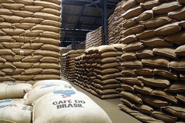 Alemanha supera EUA e lidera importações do café brasileiro em setembro. Colômbia aumenta compras em 567% após tarifaço imposto por Trump.