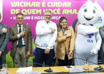 O Ministério da Saúde inicia em outubro a Campanha Nacional de Multivacinação para crianças e adolescentes de até 15 anos. Mais de 6,8 milhões de doses estarão disponíveis em todo o país, com Dia D de mobilização em 18/10 e apoio do Meu SUS Digital.