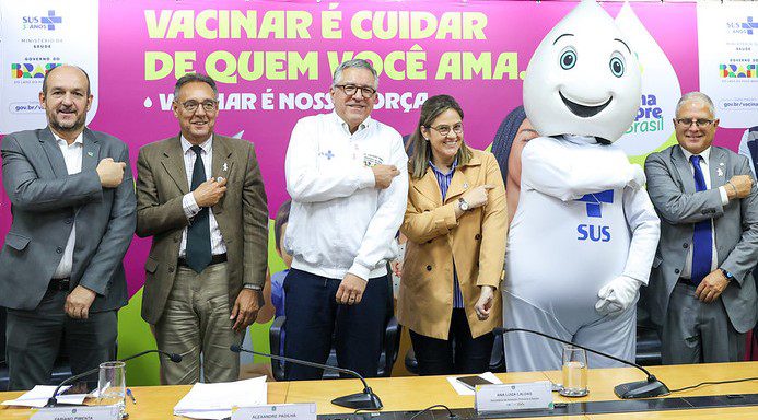 O Ministério da Saúde inicia em outubro a Campanha Nacional de Multivacinação para crianças e adolescentes de até 15 anos. Mais de 6,8 milhões de doses estarão disponíveis em todo o país, com Dia D de mobilização em 18/10 e apoio do Meu SUS Digital.