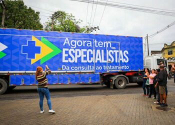 Seis novas carretas da saúde da mulher começam a atender pelo programa Agora Tem Especialistas em quatro estados. A iniciativa leva exames e diagnósticos de câncer de mama e colo de útero a regiões com baixa oferta de serviços.