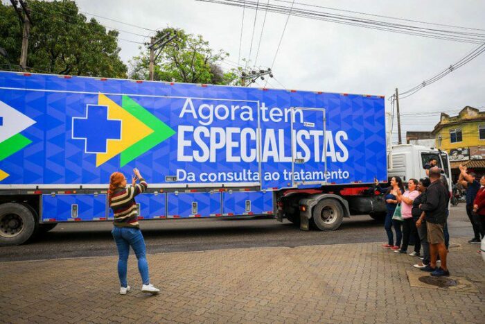 Seis novas carretas da saúde da mulher começam a atender pelo programa Agora Tem Especialistas em quatro estados. A iniciativa leva exames e diagnósticos de câncer de mama e colo de útero a regiões com baixa oferta de serviços.