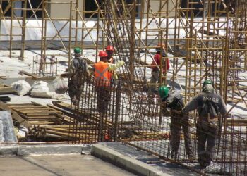 Taxa de desemprego no Brasil cai para 5,6% em setembro, igualando o menor nível desde 2012. País tem recorde de empregos formais e rendimento em alta, segundo o IBGE.
