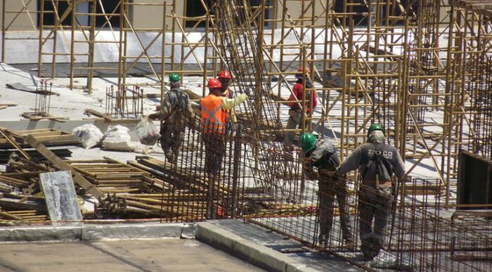 Taxa de desemprego no Brasil cai para 5,6% em setembro, igualando o menor nível desde 2012. País tem recorde de empregos formais e rendimento em alta, segundo o IBGE.