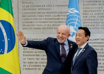 Durante evento pelos 80 anos da FAO, Lula afirmou que a fome é fruto de desigualdades e que 12% do que se gasta com armas poderia acabar com ela. Propõe imposto de 2% sobre super-ricos para financiar segurança alimentar.