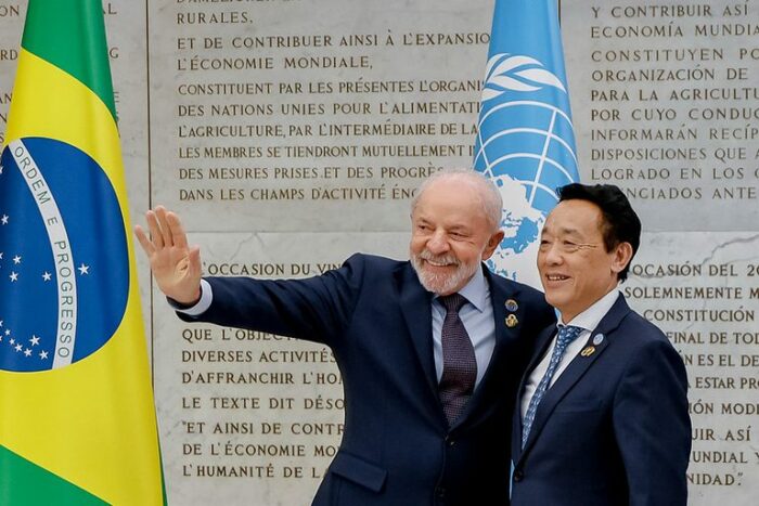 Durante evento pelos 80 anos da FAO, Lula afirmou que a fome é fruto de desigualdades e que 12% do que se gasta com armas poderia acabar com ela. Propõe imposto de 2% sobre super-ricos para financiar segurança alimentar.