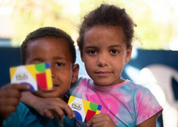 Bolsa Família de outubro paga R$ 12,88 bilhões a 18,9 milhões de famílias. Pagamentos seguem o número final do NIS e começam nesta segunda (20).