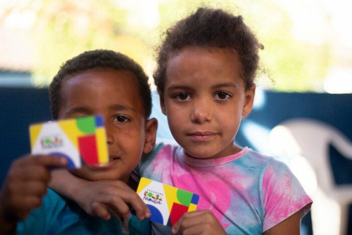 Bolsa Família de outubro paga R$ 12,88 bilhões a 18,9 milhões de famílias. Pagamentos seguem o número final do NIS e começam nesta segunda (20).