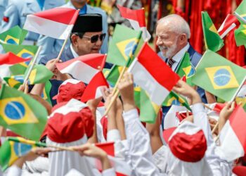 Em visita à Indonésia, Lula destaca o potencial de crescimento do comércio bilateral e firma novos acordos em agricultura, energia e tecnologia.