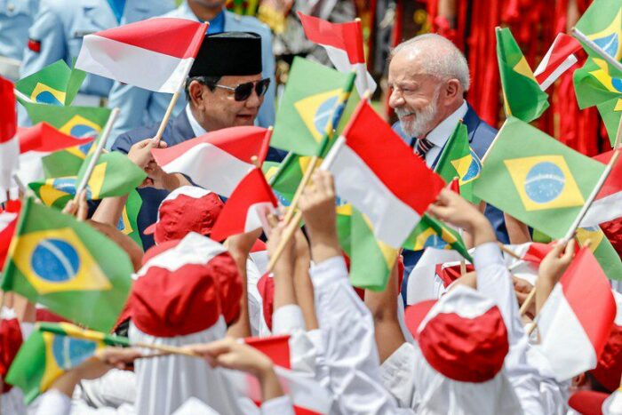 Em visita à Indonésia, Lula destaca o potencial de crescimento do comércio bilateral e firma novos acordos em agricultura, energia e tecnologia.