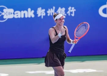 Luisa Stefani se classifica pela primeira vez ao WTA Finals, ao lado de Timea Babos. A dupla está entre as oito melhores do mundo e disputa o torneio em Riad, na Arábia Saudita.