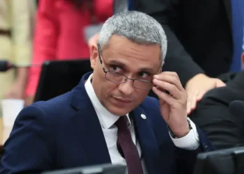 O ministro Alexandre de Moraes negou pela segunda vez o pedido do deputado Gustavo Gayer para visitar Jair Bolsonaro, em prisão domiciliar, por ele ser investigado em caso relacionado. Outras visitas foram autorizadas.