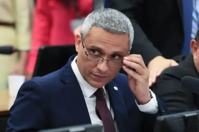 O ministro Alexandre de Moraes negou pela segunda vez o pedido do deputado Gustavo Gayer para visitar Jair Bolsonaro, em prisão domiciliar, por ele ser investigado em caso relacionado. Outras visitas foram autorizadas.