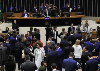 Câmara aprova projeto que aumenta penas para crimes cometidos por organizações criminosas e endurece punições por uso de escudo humano. Texto segue para o Senado.