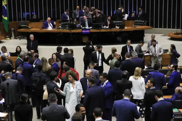 Câmara aprova projeto que aumenta penas para crimes cometidos por organizações criminosas e endurece punições por uso de escudo humano. Texto segue para o Senado.