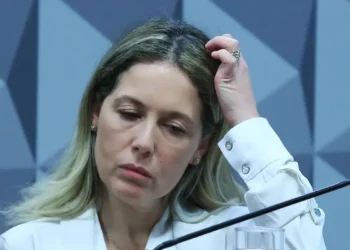 Thaisa Hoffmann Jonasson, esposa do ex-procurador do INSS, ficou em silêncio na CPMI e é acusada de lavar dinheiro de fraudes com aposentadorias.