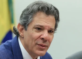 Haddad critica adiamento de precatórios e diz que União não deve aceitar “calote”, defendendo pagamento integral e proteção da credibilidade do país.