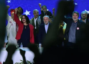 Lula defende a Venezuela e Cuba, critica sanções e diz que os povos latino-americanos devem decidir seus próprios destinos, sem interferência externa.