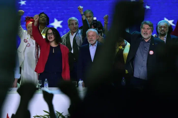 Lula defende a Venezuela e Cuba, critica sanções e diz que os povos latino-americanos devem decidir seus próprios destinos, sem interferência externa.