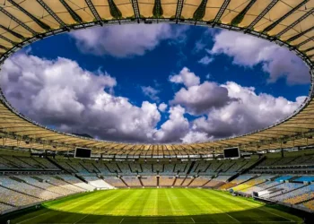CCJ da Alerj inclui Maracanã em lista de imóveis à venda; governo do Rio defende medida, e oposição promete barrar a proposta no plenário.