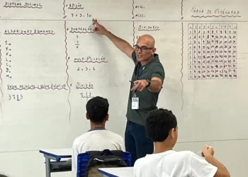 No Dia do Professor, educadores mostram como criatividade, tecnologia e cultura transformam o aprendizado e inspiram alunos em todo o Brasil.