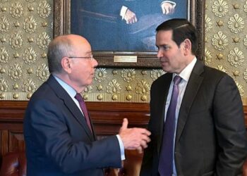Brasil e Estados Unidos discutem tarifas e cooperação bilateral em reunião entre Mauro Vieira e Marco Rubio na Casa Branca. Encontro busca reaproximação e pode resultar em reunião entre Lula e Trump.