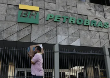 Pela primeira vez, a Petrobras importou gás natural de Vaca Muerta, na Argentina, via Bolívia. Teste marca integração energética e amplia alternativas de suprimento ao Brasil.