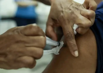 Ministério da Saúde realiza o Dia D de Multivacinação neste sábado (18). Todas as vacinas do calendário estão disponíveis gratuitamente nas unidades de saúde de todo o país.