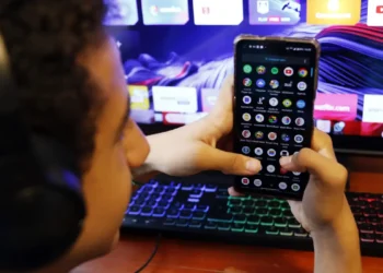 Governo amplia classificação indicativa para jogos e aplicativos e cria faixa etária a partir dos 6 anos. Medidas visam proteger crianças no ambiente digital e acelerar investigações de crimes violentos.
