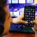 Governo amplia classificação indicativa para jogos e aplicativos e cria faixa etária a partir dos 6 anos. Medidas visam proteger crianças no ambiente digital e acelerar investigações de crimes violentos.